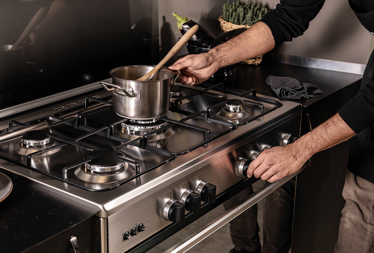 Faire installer un piano de cuisson bois et gaz et sa hotte avec ensemble  de cuisson Demanincor - Gironde (33) à Saint-Léger-de-Balson